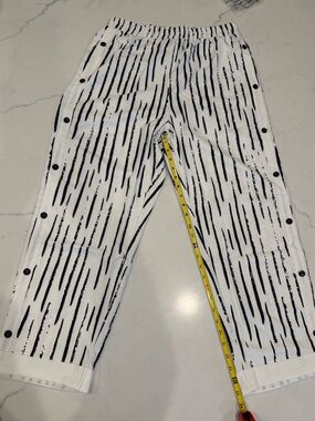 Source Unknown White Cropped Pants with Black Vertical Stripe Detail